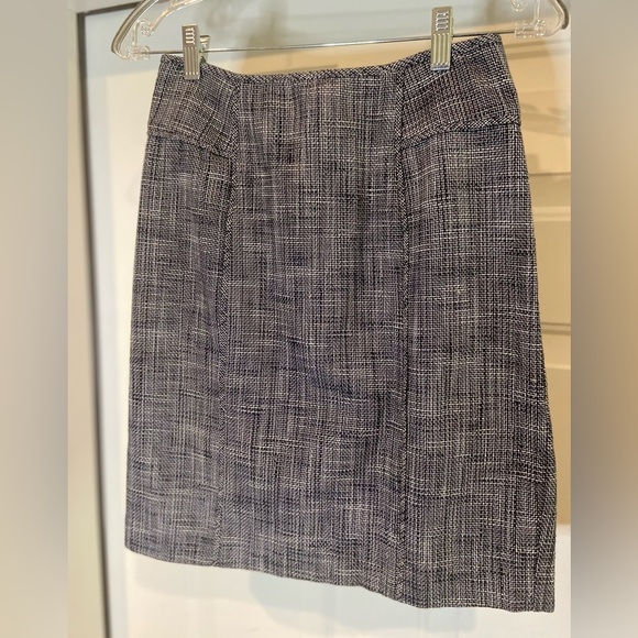Banana Republic~Navy & White~Tweed~Knee-Length~Slit Back~Pencil Skirt~Size 0 - Picture 1 of 11